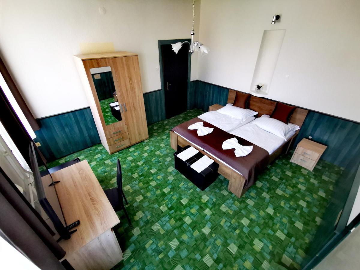 Komplex -Rendezvenytermek-Panzio-Apartman-Irodak- Mateszalka Exterior photo