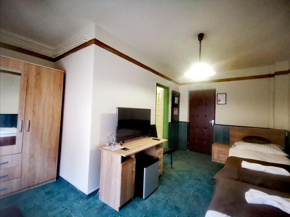 Komplex -Rendezvenytermek-Panzio-Apartman-Irodak- Mateszalka Exterior photo