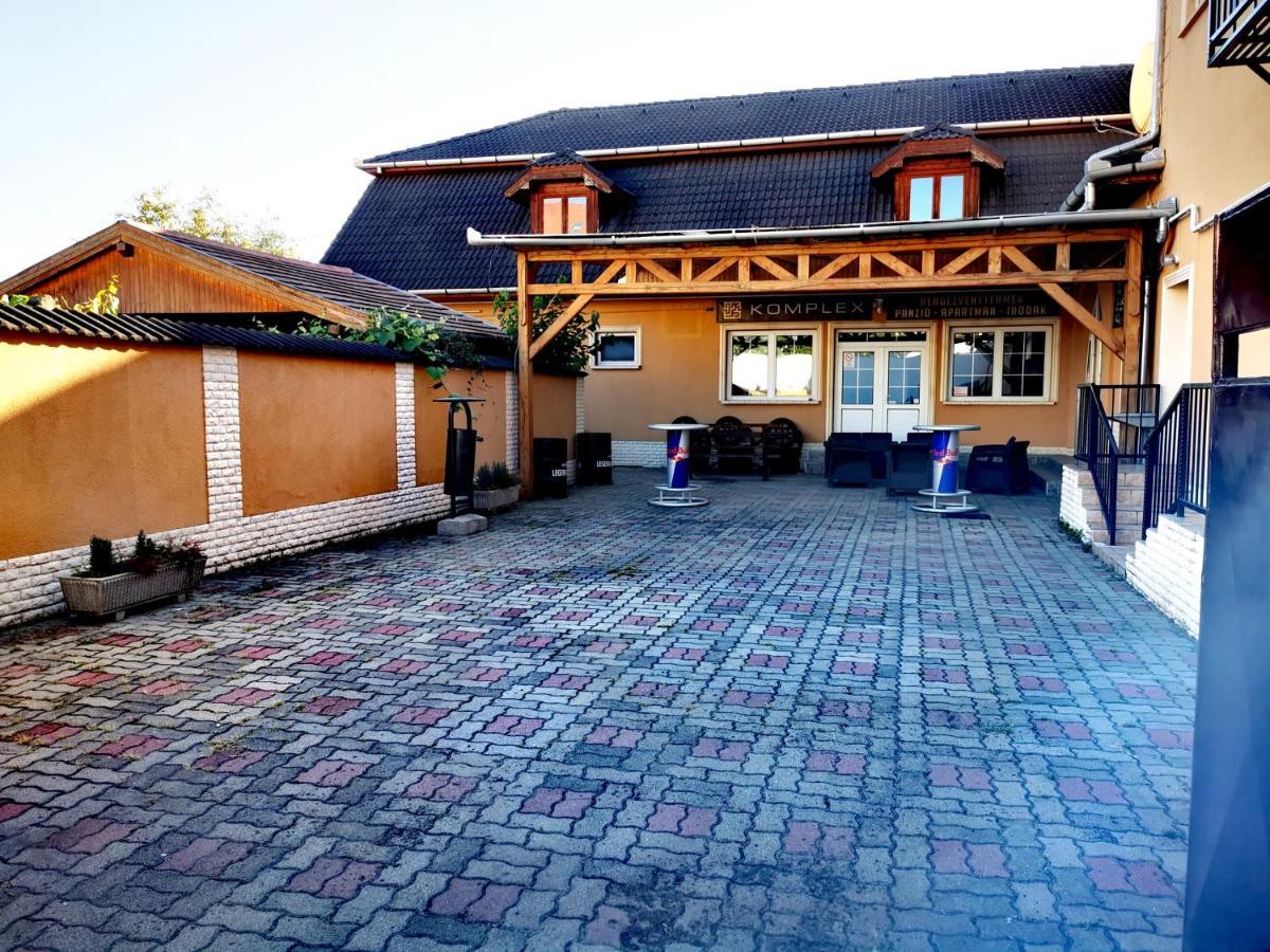 Komplex -Rendezvenytermek-Panzio-Apartman-Irodak- Mateszalka Exterior photo