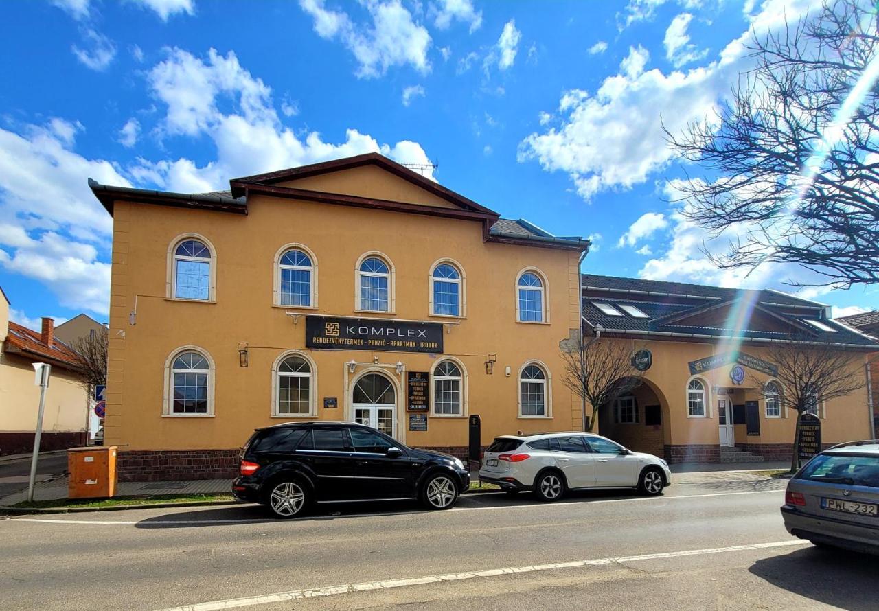 Komplex -Rendezvenytermek-Panzio-Apartman-Irodak- Mateszalka Exterior photo
