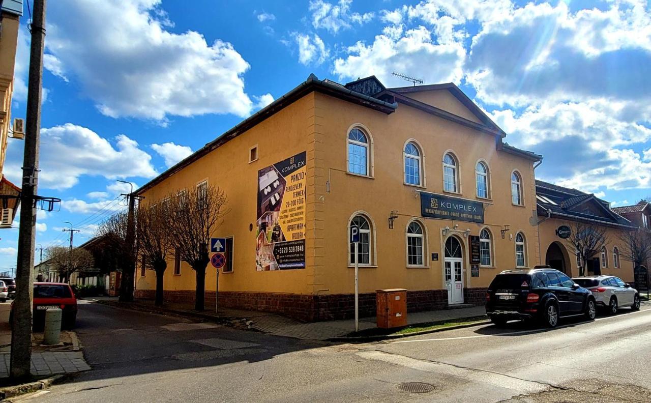 Komplex -Rendezvenytermek-Panzio-Apartman-Irodak- Mateszalka Exterior photo