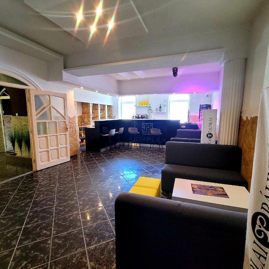 Komplex -Rendezvenytermek-Panzio-Apartman-Irodak- Mateszalka Exterior photo