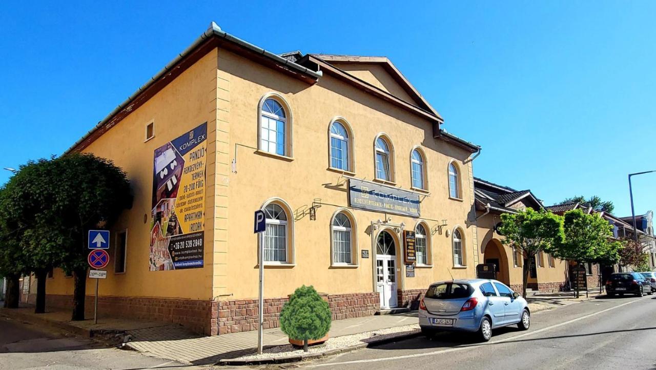 Komplex -Rendezvenytermek-Panzio-Apartman-Irodak- Mateszalka Exterior photo